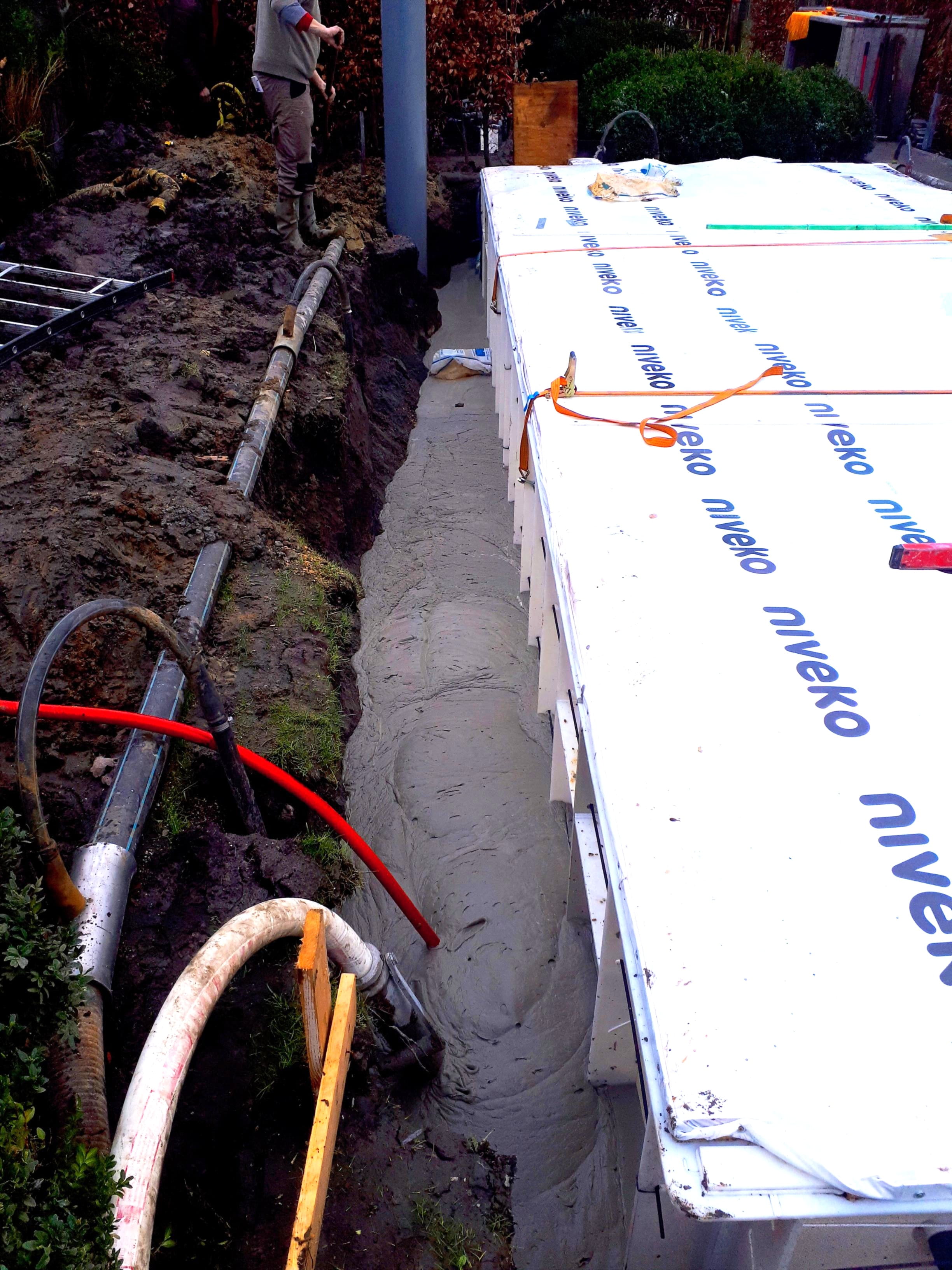 Isolerende opvulling rond PE zwembad